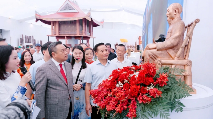 Hàng nghìn du khách tham quan Không gian Truyền thống và Sáng tạo Hà Nội dịp 2/9