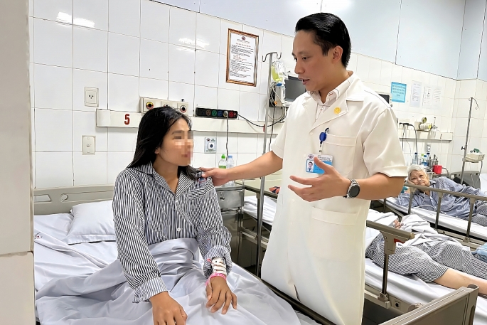 undefined Thi thoảng đau đầu, run tay, cô gái trẻ bất ngờ phát hiện túi phình mạch não