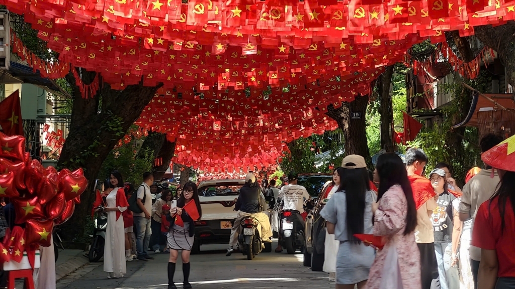 Phố cờ đỏ dài nhất Hà Nội hút khách trước thềm Đại lễ 2/9