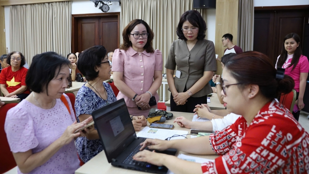 Phường Cửa Nam (Hà Nội): người dân vui mừng đi nhận quà 100.000 đồng mừng Tết Độc lập