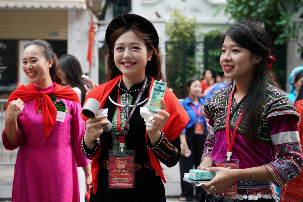 Những sản phẩm dinh dưỡng của Vinamilk góp phần mang đến những nụ cười cho các cô gái trẻ đại diện cho các dân tộc ở Việt Nam tham gia diễu hành. (Ảnh: Vi Nam) Những sản phẩm dinh dưỡng của Vinamilk góp phần mang đến những nụ cười cho các cô gái trẻ đại diện cho các dân tộc ở Việt Nam tham gia diễu hành. (Ảnh: Vi Nam)