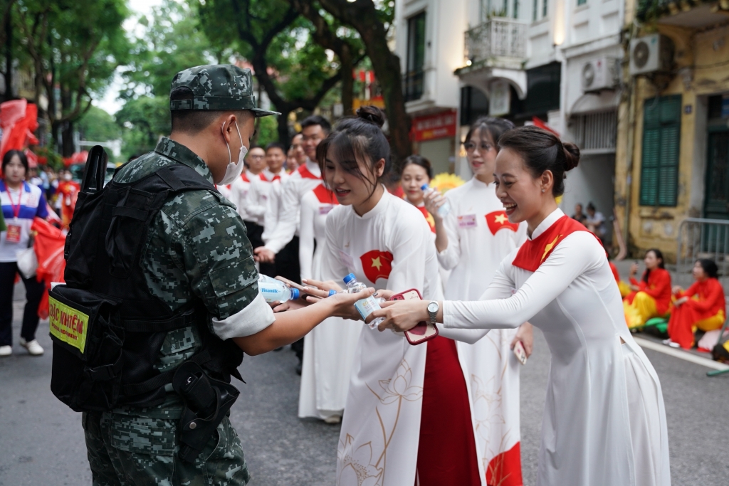 Tiếp nước giữa giờ làm nhiệm vụ. (Ảnh: Vi Nam) Tiếp nước giữa giờ làm nhiệm vụ. (Ảnh: Vi Nam)