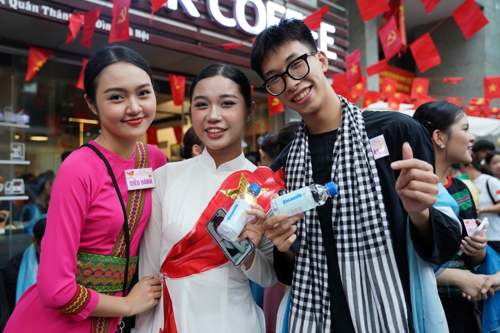 Giữa những ngày tập luyện miệt mài, các khối quần chúng và khối văn hóa – thể thao hào hứng đón nhận nguồn dinh dưỡng thiết thực từ Vinamilk. (Ảnh: Vi Nam) Giữa những ngày tập luyện miệt mài, các khối quần chúng và khối văn hóa – thể thao hào hứng đón nhận nguồn dinh dưỡng thiết thực từ Vinamilk. (Ảnh: Vi Nam)