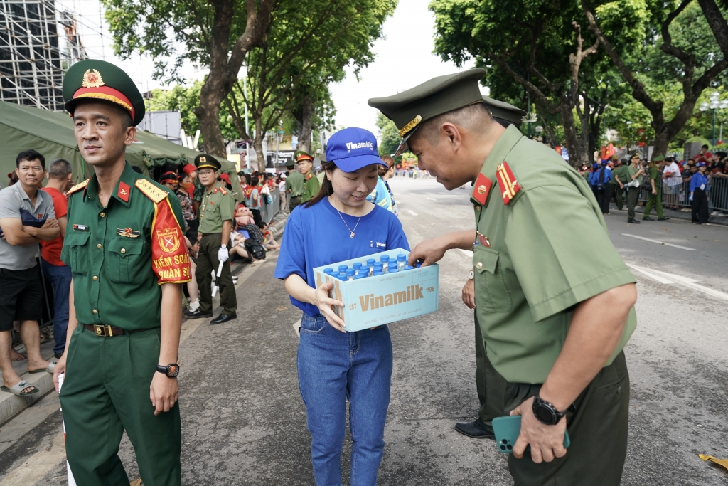 Những ngày vô cùng bận rộn nhưng cả chiến sĩ an ninh tham gia nhiệm vụ và nhân viên tiếp sức của Vinamilk đều được tái tạo năng lượng rất nhanh nhờ những sản phẩm dinh dưỡng của Vinamilk. (Ảnh: Vi Nam) Những ngày vô cùng bận rộn nhưng cả chiến sĩ an ninh tham gia nhiệm vụ và nhân viên tiếp sức của Vinamilk đều được tái tạo năng lượng rất nhanh nhờ những sản phẩm dinh dưỡng của Vinamilk. (Ảnh: Vi Nam)