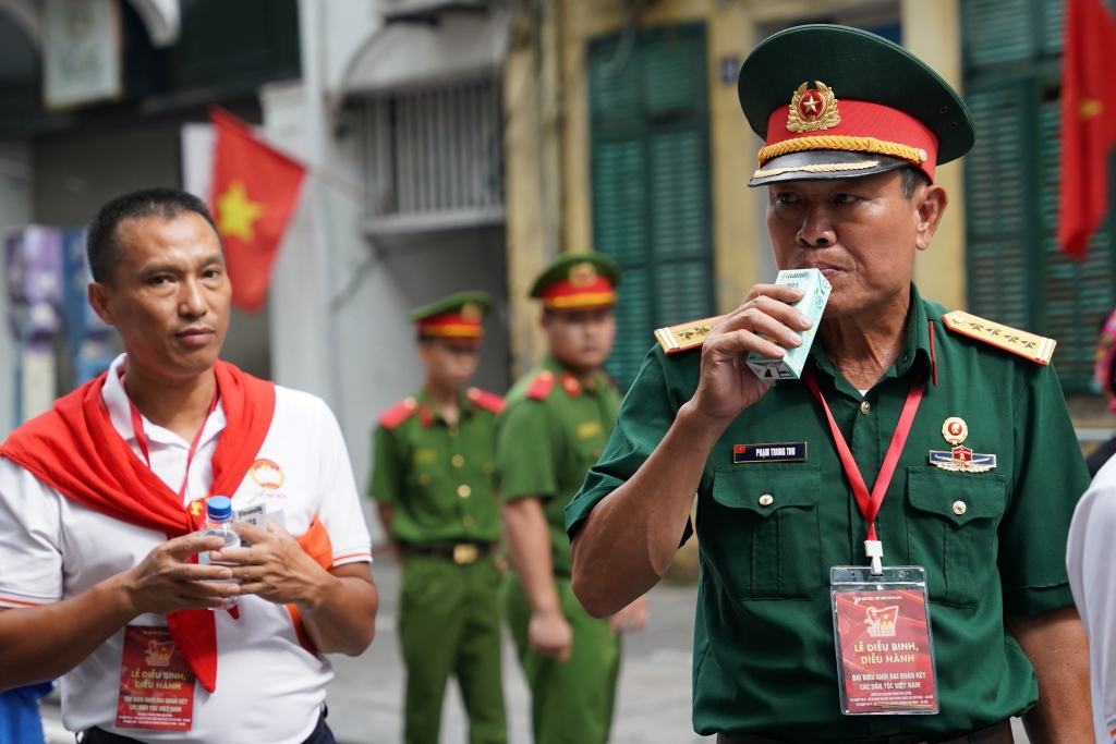 Ngày trước chiến đấu trên chiến trường, ngày nay các cựu chiến binh sải bước hạnh phúc trên tuyến đường diễu hành. (Ảnh: Vi Nam) Ngày trước chiến đấu trên chiến trường, ngày nay các cựu chiến binh sải bước hạnh phúc trên tuyến đường diễu hành. (Ảnh: Vi Nam)
