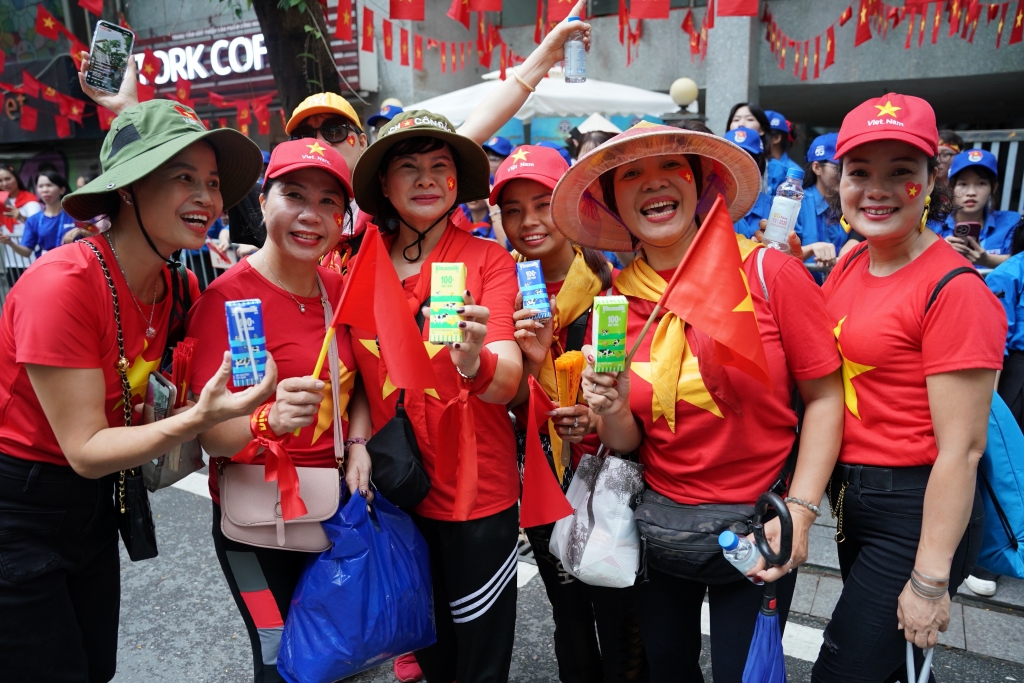 Gần 1 triệu sản phẩm dinh dưỡng bao gồm các dòng sữa tươi tiệt trùng như ít đường, không đường, dừa, chuối, cao đạm ít béo (Vinamilk, Vinamilk Green Farm,); sữa thực vật từ hạt và đậu nành cao canxi, nước trái cây rau củ Susu, nước dừa tươi, nước dừa tắc, nước uống đóng chai Vinamilk và Icy Premium,... đã cùng đồng hành với các lực lượng và người dân trong ngày hội non sông. (Ảnh: Vi Nam) Gần 1 triệu sản phẩm dinh dưỡng bao gồm các dòng sữa tươi tiệt trùng như ít đường, không đường, dừa, chuối, cao đạm ít béo (Vinamilk, Vinamilk Green Farm,); sữa thực vật từ hạt và đậu nành cao canxi, nước trái cây rau củ Susu, nước dừa tươi, nước dừa tắc, nước uống đóng chai Vinamilk và Icy Premium,... đã cùng đồng hành với các lực lượng và người dân trong ngày hội non sông. (Ảnh: Vi Nam)