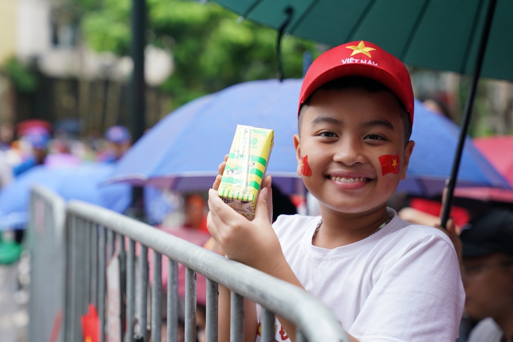 Em bé vui khoe hộp sữa Vinamilk vừa được nhận. Vinamilk luôn dành sự quan tâm đặc biệt đến trẻ em – mang đến nguồn dinh dưỡng chất lượng để các em lớn lên khỏe mạnh, vững vàng và đầy ước mơ. (Ảnh: Vi Nam) Em bé vui khoe hộp sữa Vinamilk vừa được nhận. Vinamilk luôn dành sự quan tâm đặc biệt đến trẻ em – mang đến nguồn dinh dưỡng chất lượng để các em lớn lên khỏe mạnh, vững vàng và đầy ước mơ. (Ảnh: Vi Nam)