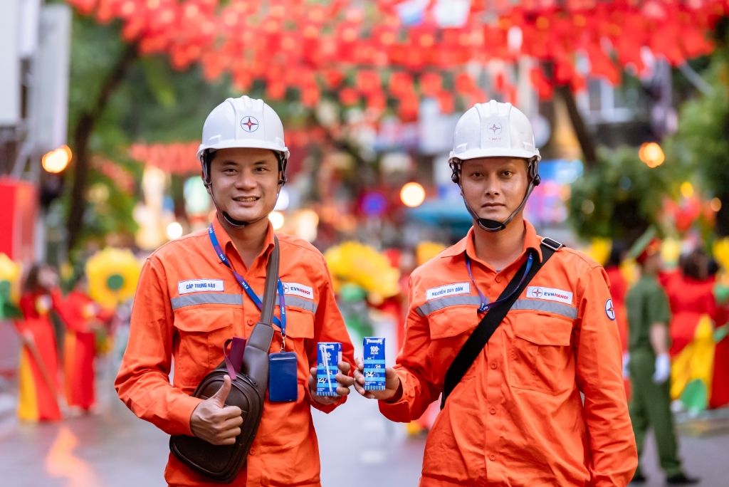 Những thanh niên khỏe mạnh của ngành điện lực cũng cần tiếp thêm dinh dưỡng để đảm bảo sức khỏe suốt thời gian thực hiện nhiệm vụ tại đại lễ. (Ảnh: Vi Nam) Những thanh niên khỏe mạnh của ngành điện lực cũng cần tiếp thêm dinh dưỡng để đảm bảo sức khỏe suốt thời gian thực hiện nhiệm vụ tại đại lễ. (Ảnh: Vi Nam)