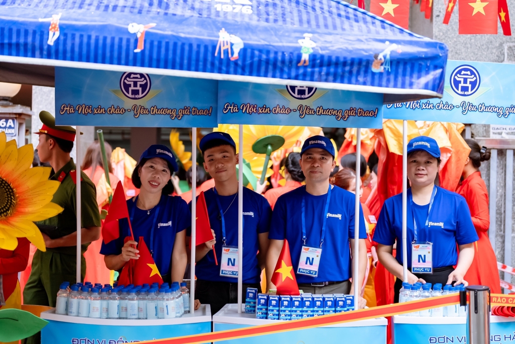 15 điểm tiếp ứng các sản phẩm dinh dưỡng của Vinamilk được triển khai dọc các tuyến đường trọng điểm khá thuận tiện để phục vụ lực lượng làm nhiệm vụ và người dân tham gia cổ vũ. Hòa cùng niềm vui của nhân dân cả nước, vinh dự được nhận nhiệm vụ, đội ngũ tiếp sức dinh dưỡng của Vinamilk luôn vui tươi với tinh thần sẵn sàng phục vụ. (Ảnh: Vi Nam) 15 điểm tiếp ứng các sản phẩm dinh dưỡng của Vinamilk được triển khai dọc các tuyến đường trọng điểm khá thuận tiện để phục vụ lực lượng làm nhiệm vụ và người dân tham gia cổ vũ. Hòa cùng niềm vui của nhân dân cả nước, vinh dự được nhận nhiệm vụ, đội ngũ tiếp sức dinh dưỡng của Vinamilk luôn vui tươi với tinh thần sẵn sàng phục vụ. (Ảnh: Vi Nam)