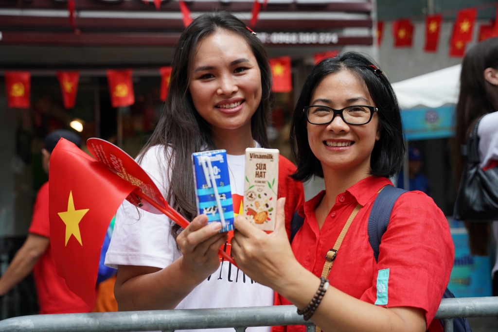 Không chỉ với người dân trong nước, không khí lễ hội đã lan tỏa đến với những người khách nước ngoài đang có mặt tại Hà Nội. Các cô gái nước ngoài hào hứng thưởng thức các sản phẩm sữa của Vinamilk tại 1 điểm tiếp sức dinh dưỡng. (Ảnh: Vi Nam) Không chỉ với người dân trong nước, không khí lễ hội đã lan tỏa đến với những người khách nước ngoài đang có mặt tại Hà Nội. Các cô gái nước ngoài hào hứng thưởng thức các sản phẩm sữa của Vinamilk tại 1 điểm tiếp sức dinh dưỡng. (Ảnh: Vi Nam)
