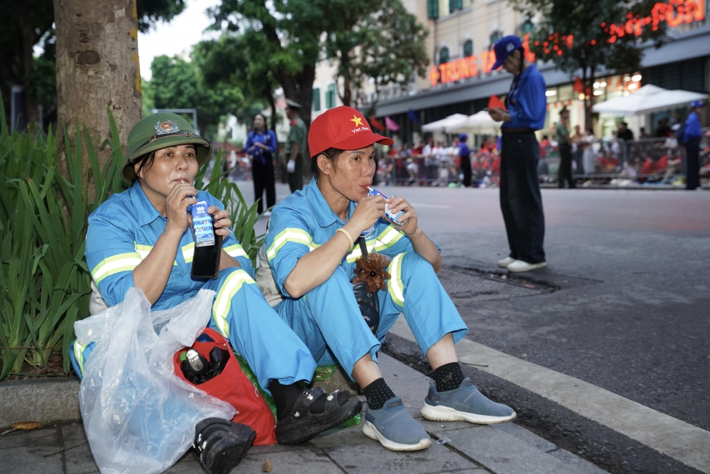 Phút nghỉ ngơi và tiếp thêm chút năng lượng bằng sữa tươi Vinamilk của các chị góp phần quan trọng để đại lễ diễn ra với những tuyến đường sạch sẽ, ngăn nắp. (Ảnh: Vi Nam) Phút nghỉ ngơi và tiếp thêm chút năng lượng bằng sữa tươi Vinamilk của các chị góp phần quan trọng để đại lễ diễn ra với những tuyến đường sạch sẽ, ngăn nắp. (Ảnh: Vi Nam)