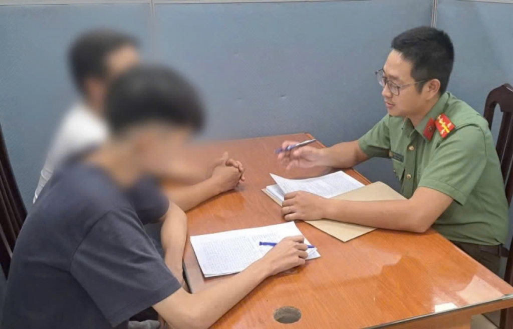 Cơ quan công an làm việc với đối tượng N.T.N. Ảnh: CQCA