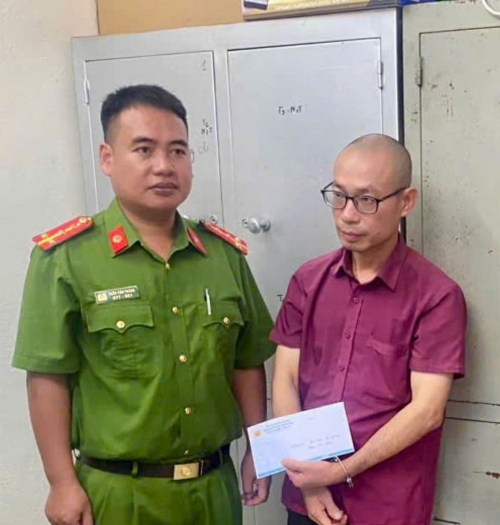 Đối tượng Hoàng Nhật Phương cùng tang vật đã niêm phong. Ảnh: CQCA