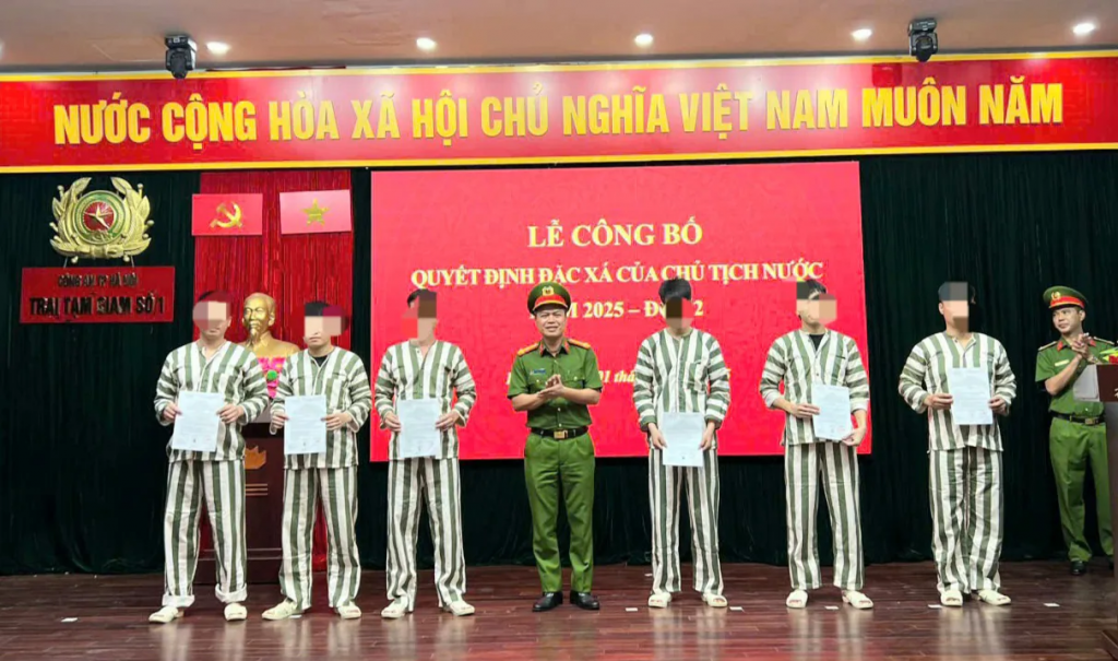 Các phạm nhân nhận quyết định đặc xá.