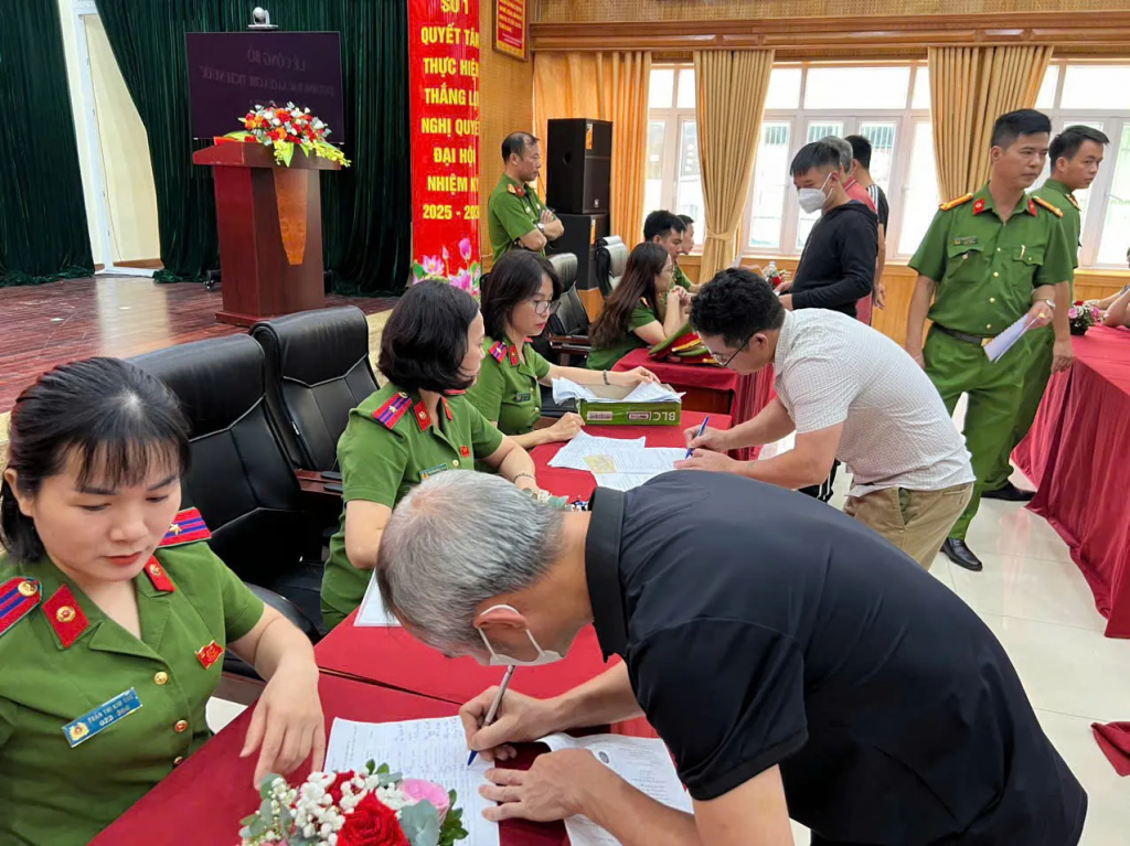 Công an TP Hà Nội làm thủ tục đặc xá, cấp kinh phí và trang phục mới cho người được đặc xá.