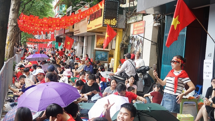 Dòng người tấp nập vào khu trung tâm đón xem lễ diễu binh, diễu hành A80