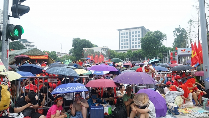 Dòng người tấp nập vào khu trung tâm đón xem lễ diễu binh, diễu hành A80