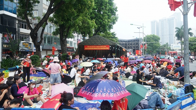 Dòng người tấp nập vào khu trung tâm đón xem lễ diễu binh, diễu hành A80