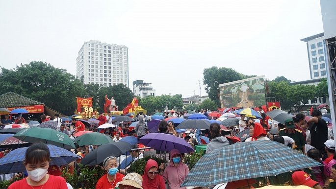 Dòng người tấp nập vào khu trung tâm đón xem lễ diễu binh, diễu hành A80