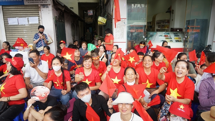 Dòng người tấp nập vào khu trung tâm đón xem lễ diễu binh, diễu hành A80