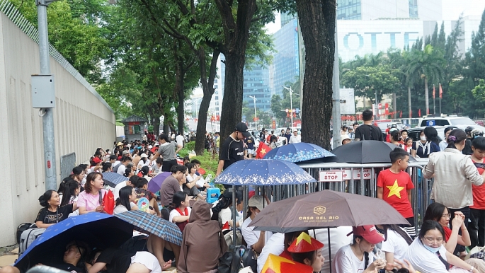 Dòng người tấp nập vào khu trung tâm đón xem lễ diễu binh, diễu hành A80