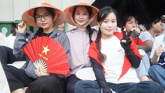 Dòng người tấp nập vào khu trung tâm đón xem lễ diễu binh, diễu hành A80