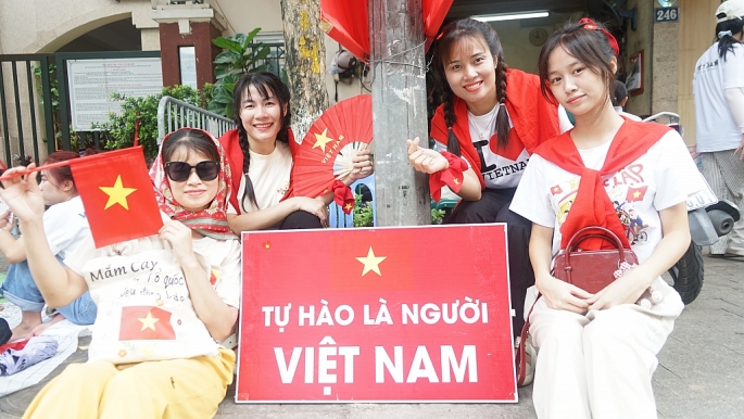 Dòng người tấp nập vào khu trung tâm đón xem lễ diễu binh, diễu hành A80