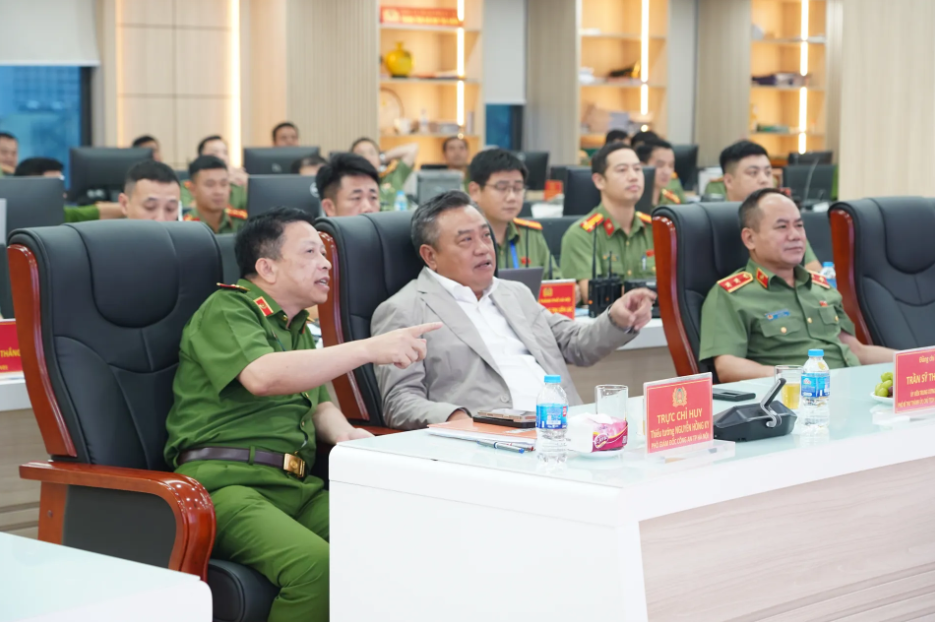 Chủ tịch UBND TP Hà Nội Trần Sỹ Thanh chỉ đạo công tác bảo đảm an ninh trật tự phục vụ sơ duyệt diễu binh, diễu hành A80 vào tối 27/8/2025.