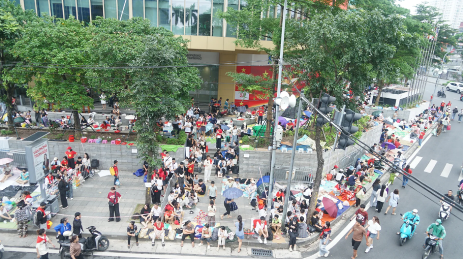 Nhân dân các tỉnh về xem lễ diễu binh, diễu hành A80 xúc động trước sự ân cần của người Hà Nội