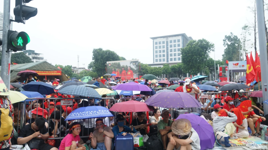 Nhân dân các tỉnh về xem lễ diễu binh, diễu hành A80 xúc động trước sự ân cần của người Hà Nội