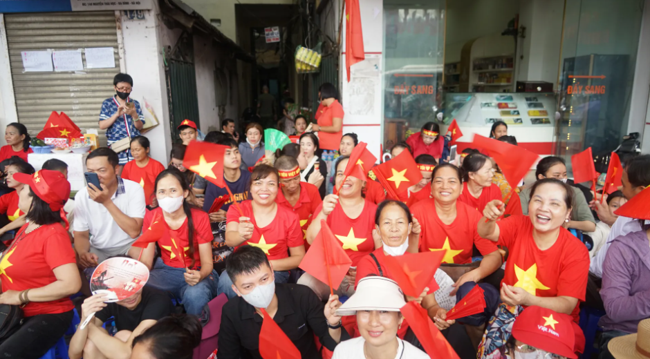 Nhân dân các tỉnh về xem lễ diễu binh, diễu hành A80 xúc động trước sự ân cần của người Hà Nội