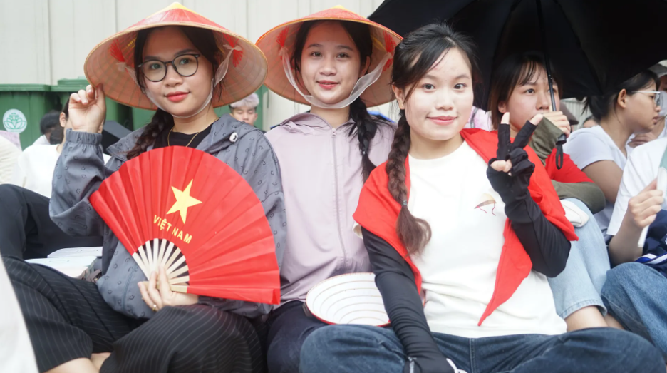 Nhân dân các tỉnh về xem lễ diễu binh, diễu hành A80 xúc động trước sự ân cần của người Hà Nội