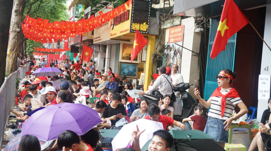 Nhân dân các tỉnh về xem lễ diễu binh, diễu hành A80 xúc động trước sự ân cần của người Hà Nội