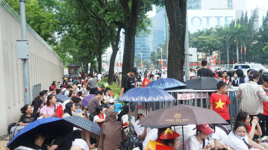 Nhân dân các tỉnh về xem lễ diễu binh, diễu hành A80 xúc động trước sự ân cần của người Hà Nội