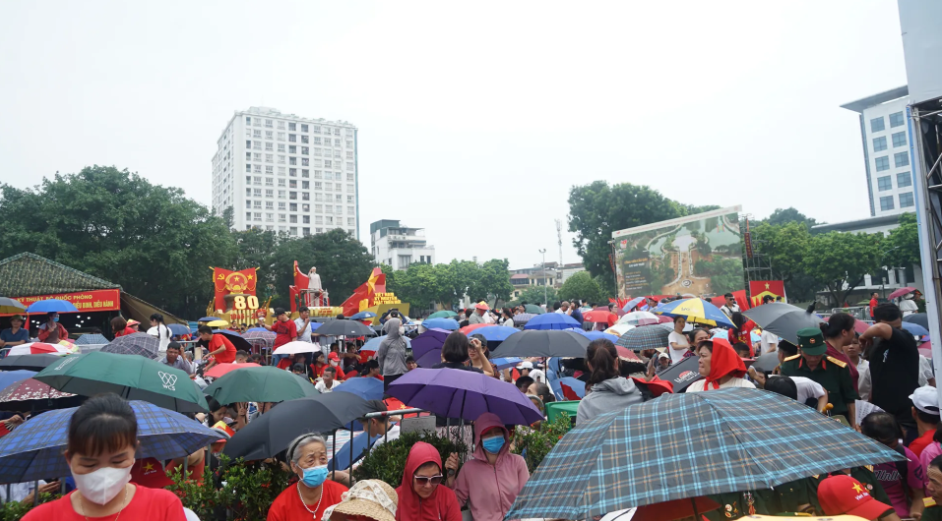 Nhân dân các tỉnh về xem lễ diễu binh, diễu hành A80 xúc động trước sự ân cần của người Hà Nội