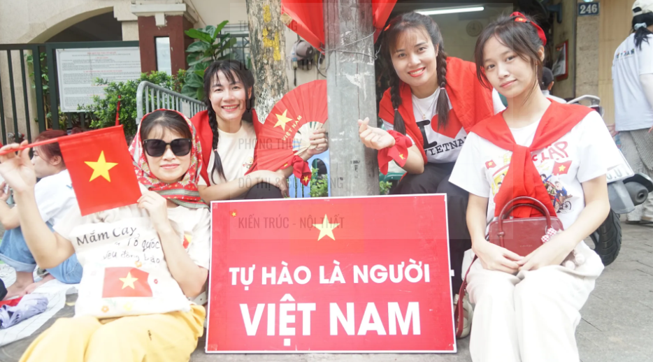 Nhân dân các tỉnh về xem lễ diễu binh, diễu hành A80 xúc động trước sự ân cần của người Hà Nội