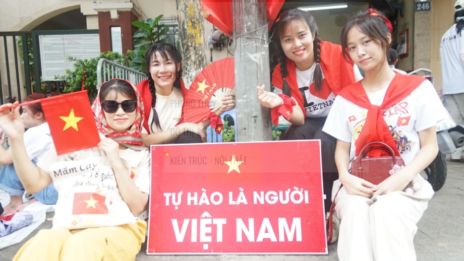 Nhân dân các tỉnh về xem sự kiện A80 xúc động trước sự ân cần của người Hà Nội