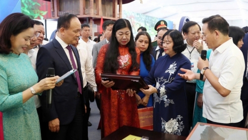 Lãnh đạo thành phố Hà Nội tham quan không gian trưng bày đặc sắc tại Trung tâm Triển lãm Việt Nam