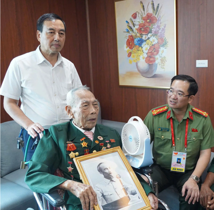 Xúc động câu chuyện của những cựu chiến binh được Công an Hà Nội hỗ trợ dự Lễ kỷ niệm A80