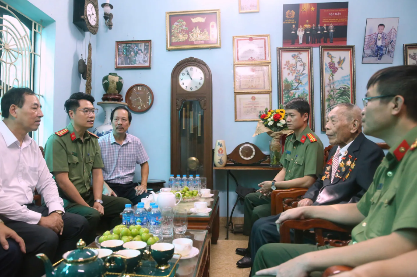 Xúc động câu chuyện của những cựu chiến binh được Công an Hà Nội hỗ trợ dự Lễ kỷ niệm A80