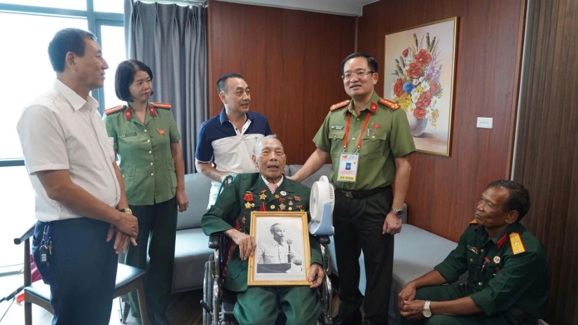 Xúc động câu chuyện của những cựu chiến binh được Công an Hà Nội hỗ trợ dự Lễ kỷ niệm A80