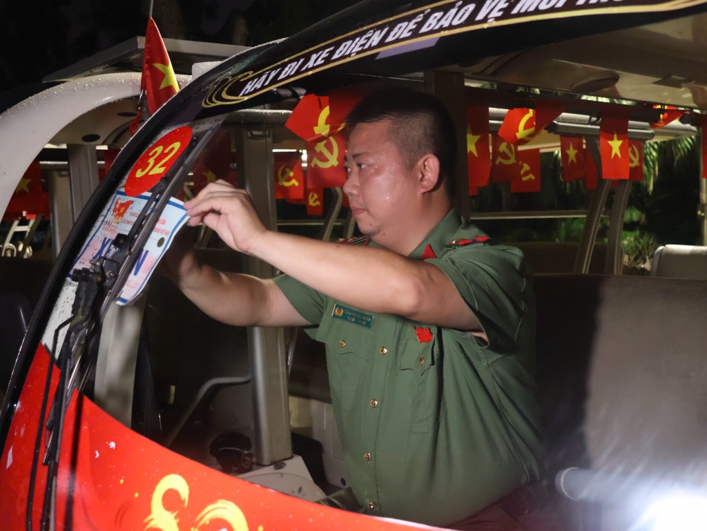 Người dân nô nức chờ đón Lễ diễu binh, diễu hành 2/9 Người dân nô nức chờ đón Lễ diễu binh, diễu hành 2/9