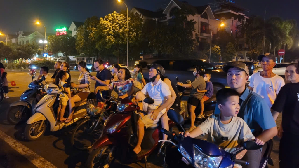 Người dân nô nức chờ đón Lễ diễu binh, diễu hành 2/9 Người dân nô nức chờ đón Lễ diễu binh, diễu hành 2/9