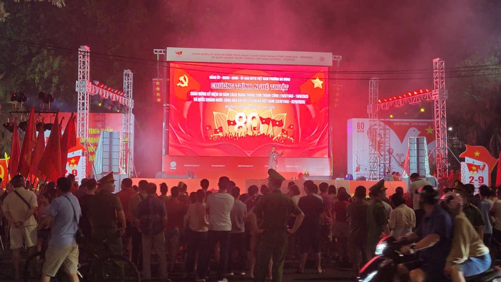 Người dân nô nức chờ đón Lễ diễu binh, diễu hành 2/9 Người dân nô nức chờ đón Lễ diễu binh, diễu hành 2/9