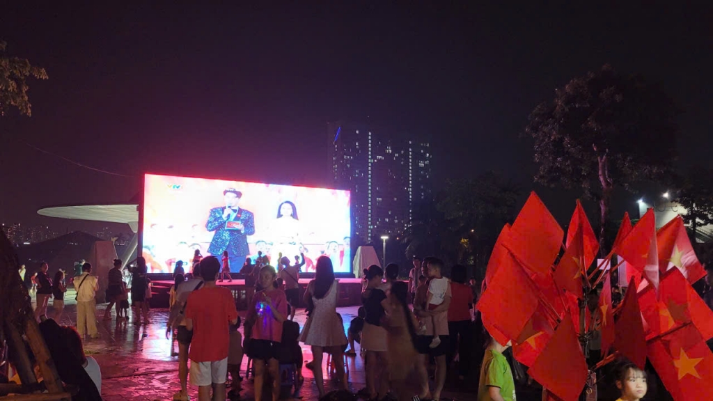 Người dân nô nức chờ đón Lễ diễu binh, diễu hành 2/9 Người dân nô nức chờ đón Lễ diễu binh, diễu hành 2/9