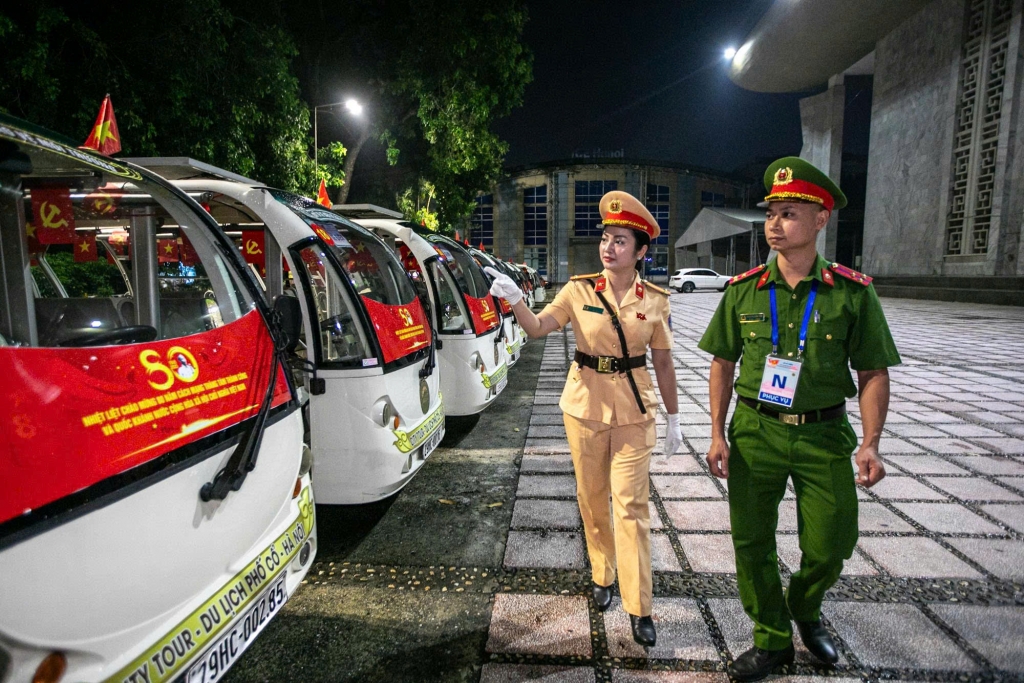 Người dân nô nức chờ đón Lễ diễu binh, diễu hành 2/9 Người dân nô nức chờ đón Lễ diễu binh, diễu hành 2/9