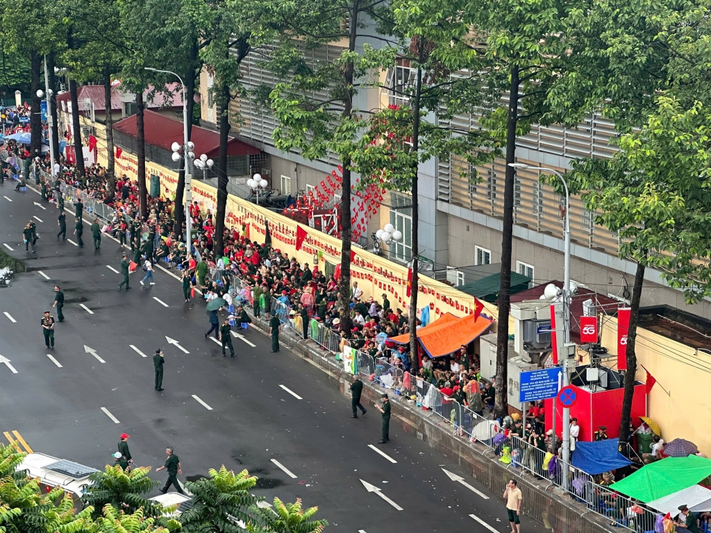 Người dân nô nức chờ đón Lễ diễu binh, diễu hành 2/9 Người dân nô nức chờ đón Lễ diễu binh, diễu hành 2/9