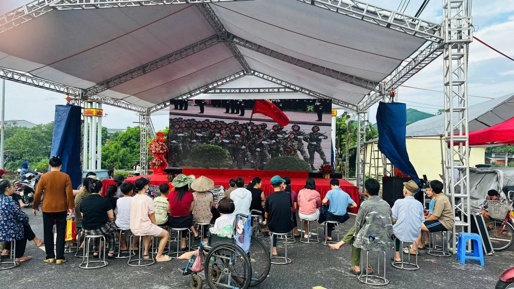 Người dân nô nức chờ đón Lễ diễu binh, diễu hành 2/9 Người dân nô nức chờ đón Lễ diễu binh, diễu hành 2/9