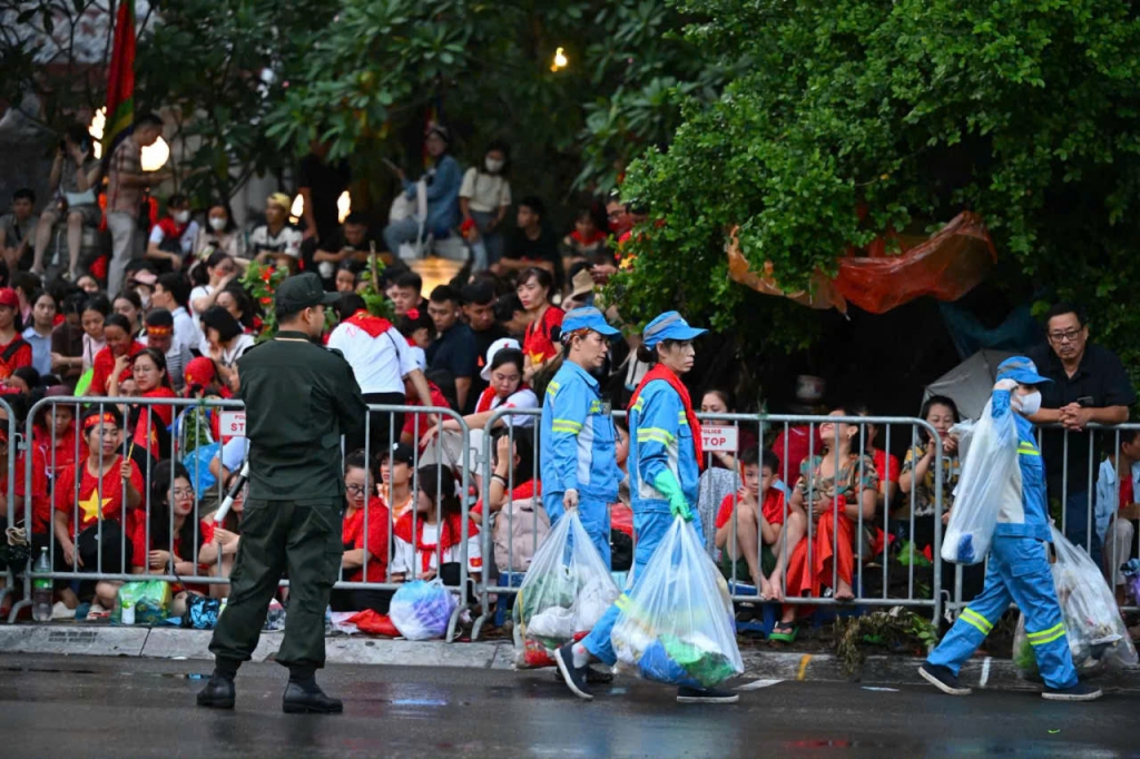 Người dân nô nức chờ đón Lễ diễu binh, diễu hành 2/9 Người dân nô nức chờ đón Lễ diễu binh, diễu hành 2/9