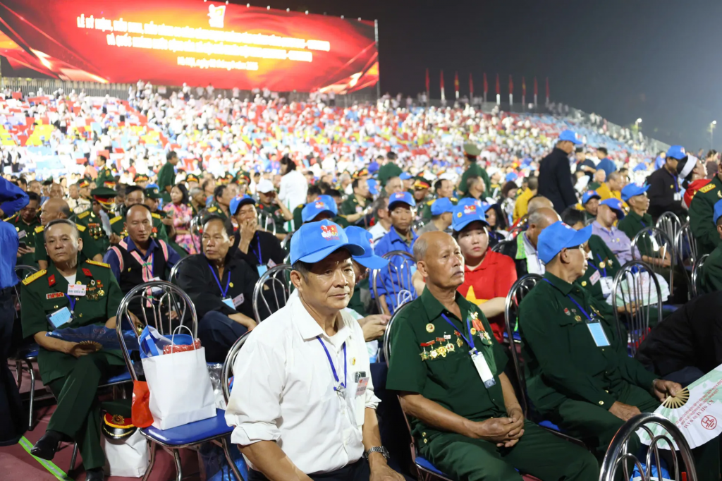 Các đại biểu có mặt từ sớm trên Quảng trường Ba Đình. Ảnh: Phạm Hùng